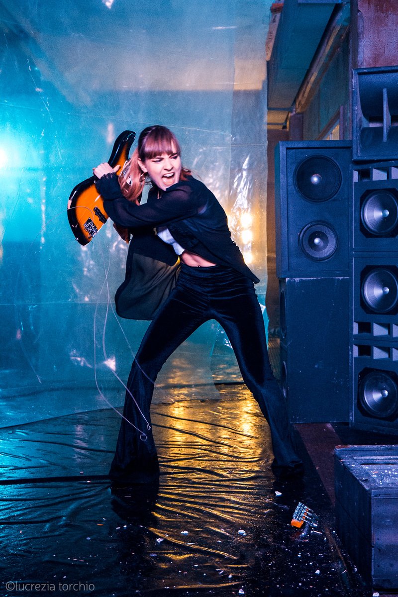 Måneskin fear for nobody. Maneskin fear for nobody. Клип maneskin vent'anni. Бас гитара maneskin. Maneskin fear for nobody.