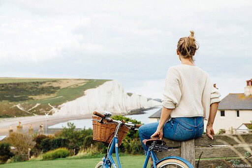 VisitBritainBiz's tweet image. Who doesn’t love the beach? 😎#DYK 10% of all inbound visits feature a visit to the coast or beach, worth £3.4bn to the UK economy? Amongst domestic visitors, 22% visit the seaside accounting for £4.7bn of spend! #VBVE50Years #FunFact