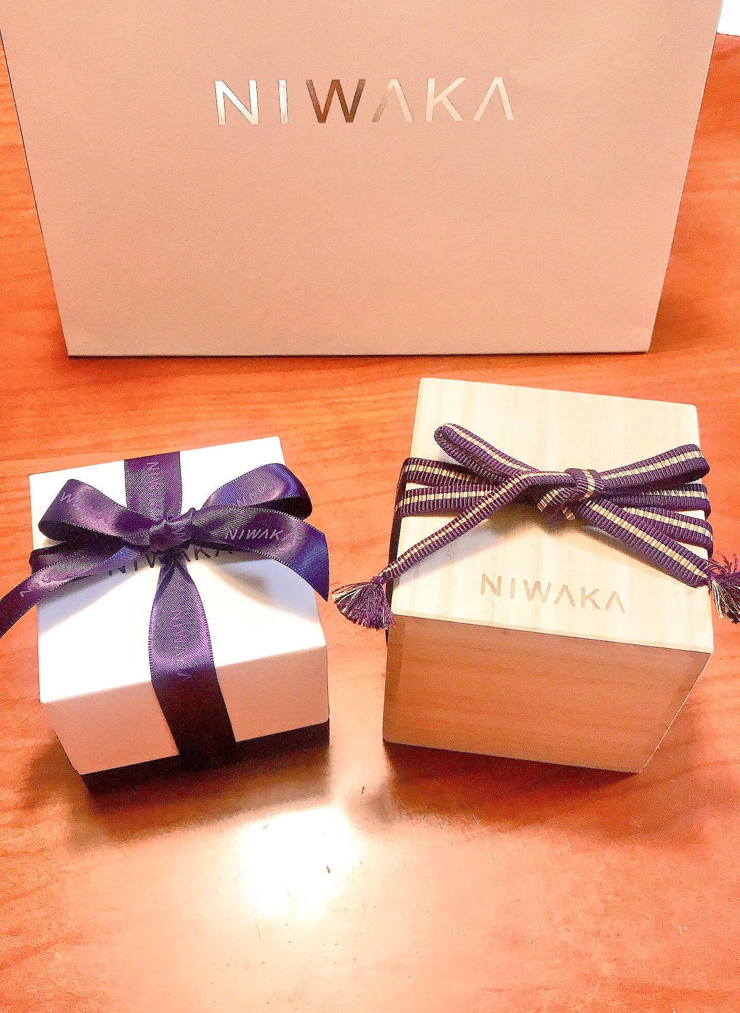 あやは 新婚 昨日 婚約指輪と結婚指輪を彼と引き取りに行ってきました 俄さんの婚約指輪と結婚指輪は名前のついたセットリングのものがあって 木洩日 婚約指輪 と せせらぎ 結婚指輪 に一目惚れした 名前の意味も 桐箱と陶器のケースも素敵