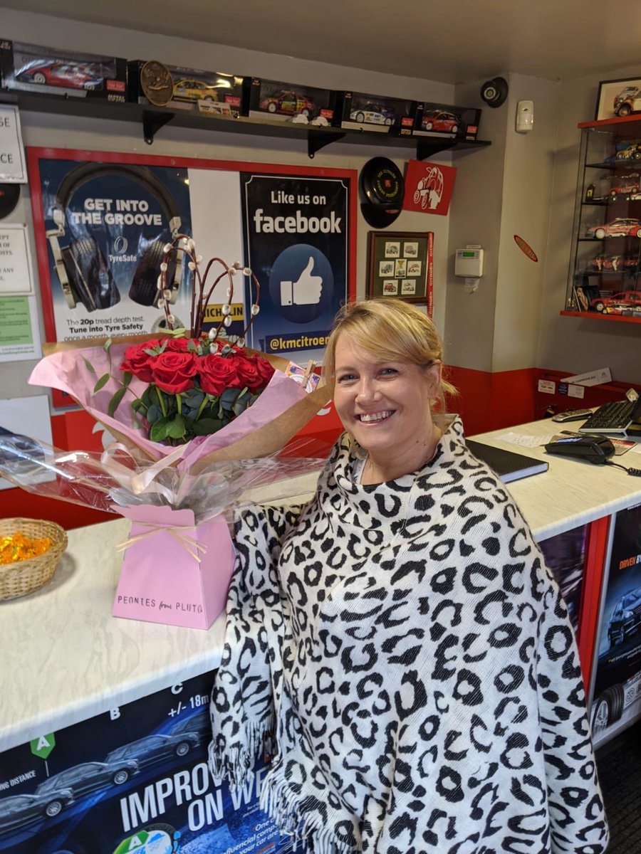 kandmcitroen's tweet photo. The lovely Sue collecting her Valentines roses, enjoy them ๐ฅฐ๐ฅฐ@peoniespluto #peoniesfrompluto #crowborough #roses #kandm #valentines https://t.co/I0IV0ITtPV