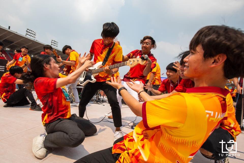 TUPhotoClub's tweet photo. เพราะพวกเรารู้ว่ามีคนมากมายที่ไม่ได้เข้าร่วมงาน
ฟุตบอลประเพณีจุฬาฯ-ธรรมศาสตร์เมื่อวันที่ 8 กุมภาพันธ์ที่ผ่านมา 
ไม่ว่าจะเหตุผลอะไรก็ตาม!!!
พวกเราทียูโฟโต้ไม่พลาดที่จะไปถ่ายรูปบรรยากาศเด็ดๆ
ภายในงานมาให้ทุกคนรับชม จะมีอะไรบ้าง👀 ไปดูกันเลย👇🏻💥
#CUTUBALL74 https://t.co/Y7kpmmKPbF