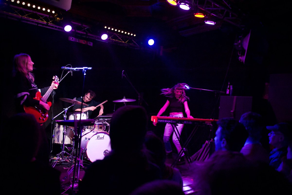 gstackphoto's tweet image. IDER filling the Sound House with a SOLD OUT show on a cold Tuesday @weareider @thesoundhouse_