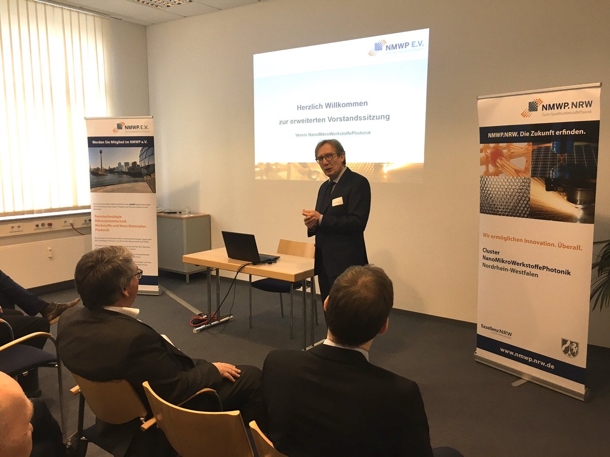 Pascal Rebe, Projektmanager #Innovation und #Bildung @zukunftsrevier, gibt beim NMWP e.V. einen Überblick über das Wirtschafts- und Strukturprogramm 1.0 #rheinischesrevier und diskutiert mit den Mitgliedern über die #Chancen durch den #strukturwandel in #NRW