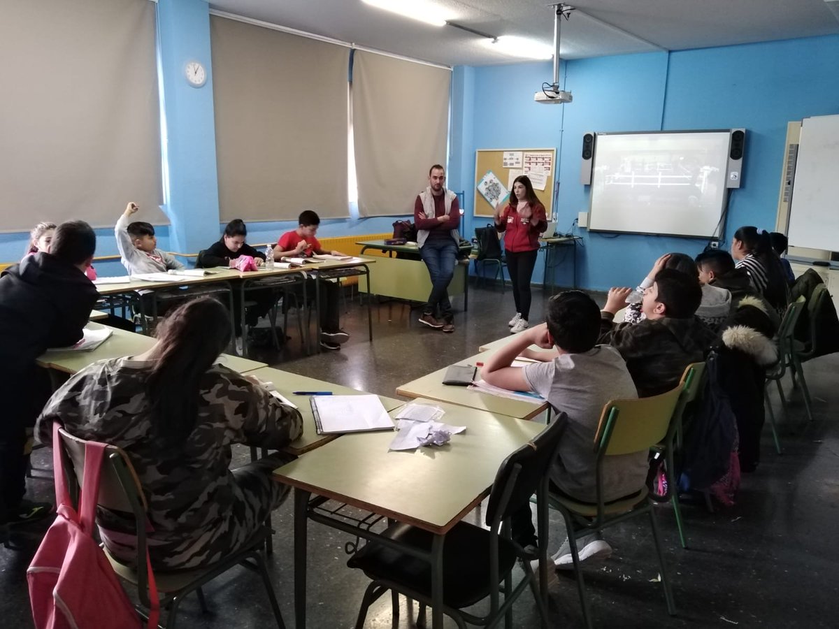 Atenea Contreras, deportista albaceteña campeona de España de Kick Boxing, ha venido a nuestro cole para contar a nuestr@s alumn@s de 5º Primaria cómo es este deporte, la (des)igualdad dentro de esta disciplina, así como la importancia de una alimentación saludable. 🥊🤼‍♀️🍎