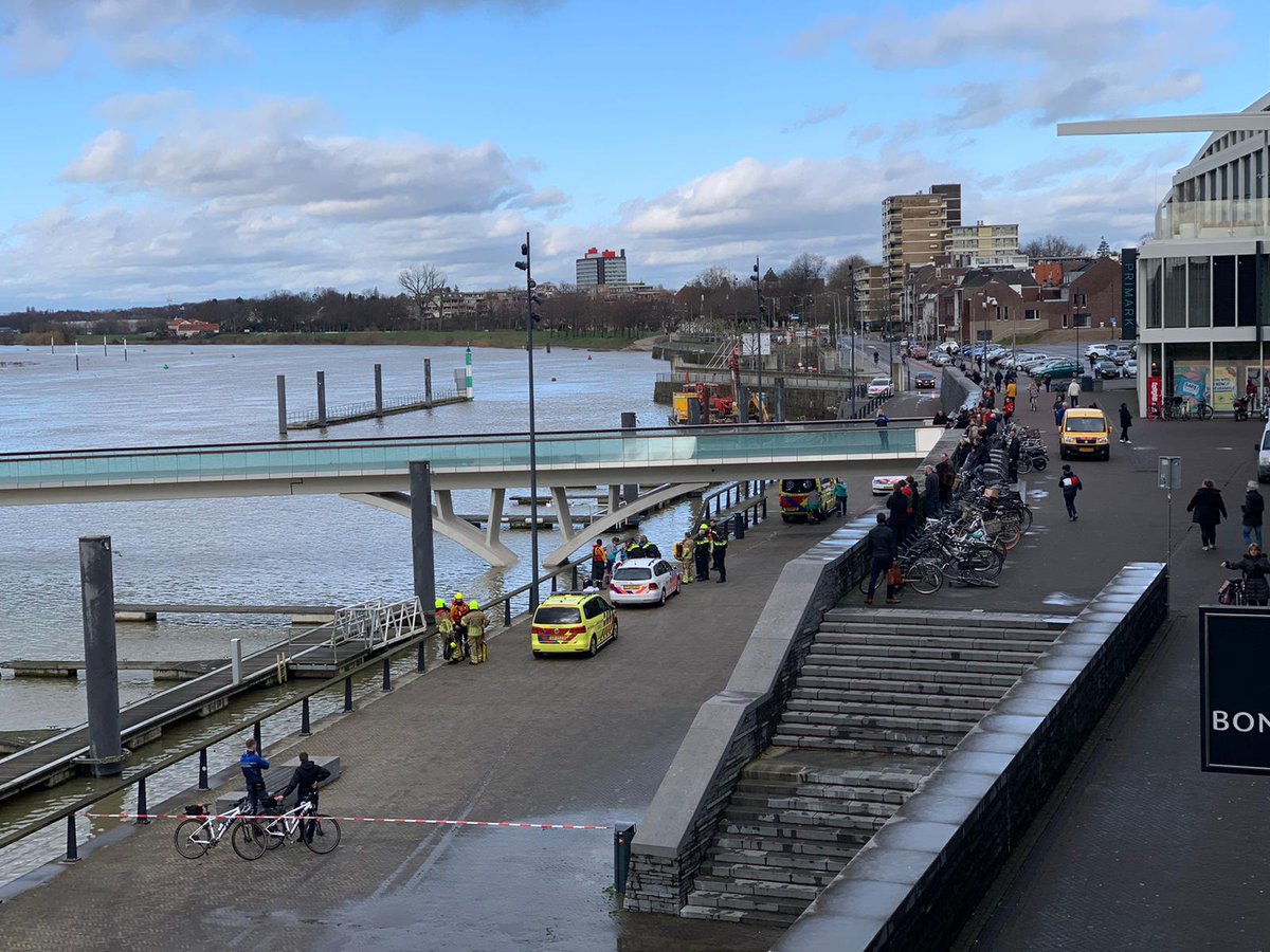 Brandweer redt drenkeling uit #Maas bij #Venlo..