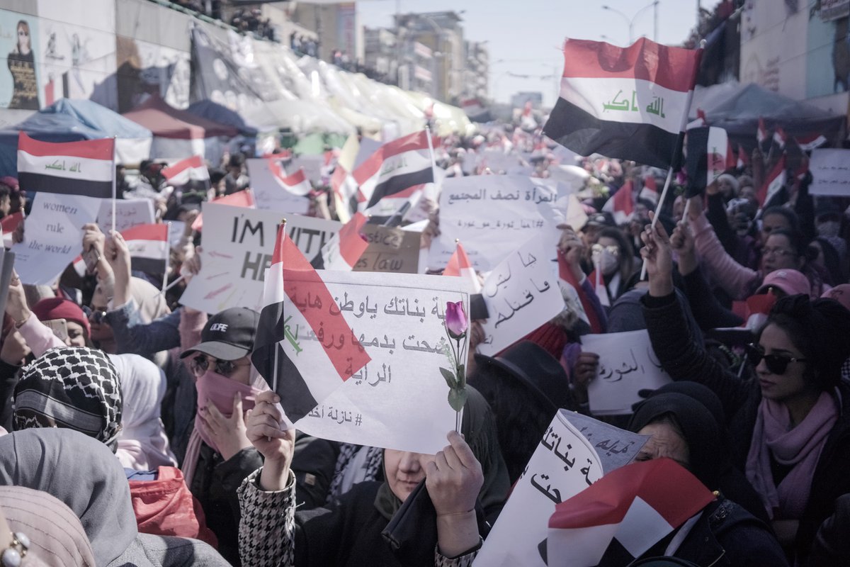 "أنتِ ثورة تشرين... بناتك يا وطن ضحت بدمها"
هذه الشعارات وغيرها تصدّرت مظاهرات قادتها ونظمتها فتيات ونساء عراقيات ضد التصريحات الأخيرة لبعض الجماعات الداعية لعدم الاختلاط وتقييد دورهنّ في المظاهرات 💅 #بناتك_يا_وطن