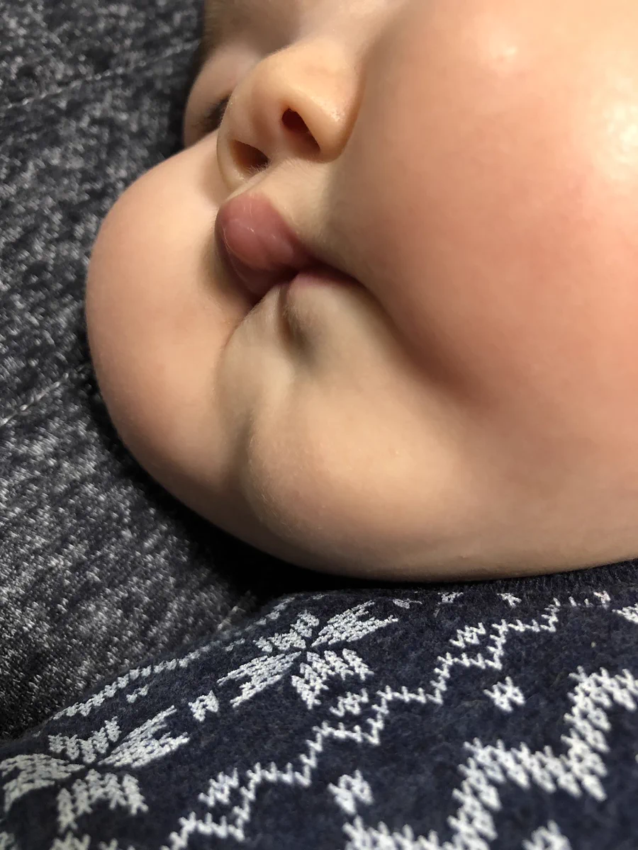 プニプニのほっぺがたまらないwww癒やされる人続出www