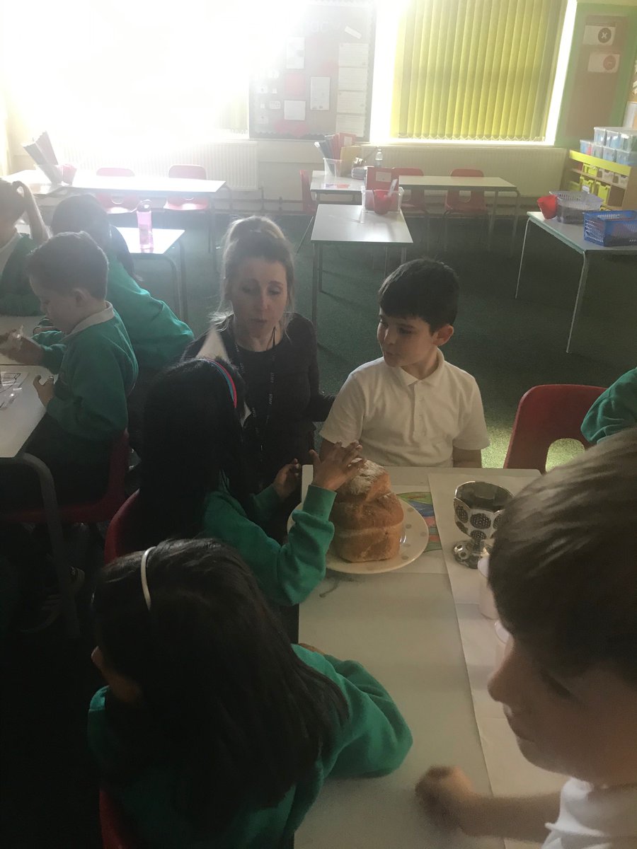 Springwood_Prm's tweet image. #springraglan are blessing the Shabbat and the wine.