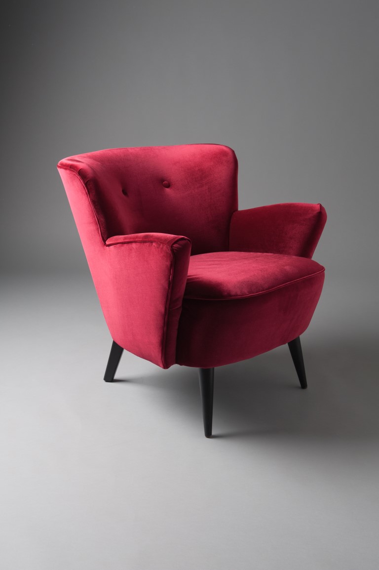 Going solo this Valentine's day?

Embrace it! There's only room enough for one on our red velvet Solo armchairs... velvetliving.co.uk/products/8-cha…

Head over to our Facebook to check out the Pink collections for Valentine's 💗 facebook.com/velvetliving/

#valentines #vday