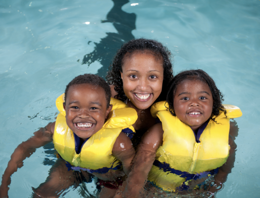 parachutecanada's tweet image. Drowning can happen quickly and silently, so your child should always be actively supervised❗ Explore our advice on drowning prevention for everything else you need to know to keep kids safe in and around water 💧 ow.ly/tyWj50yfGQn #VacationSafety #TurnSafetyOn