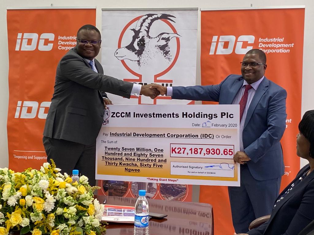 IDCZambia's tweet image. #IDC Group CEO has commended @ZCCMIHPLC for being a top performer by dividend declaration in the Group.This is the 3rd dividend cheque that ZCCM-IH is presenting to IDC, bringing the total dividend paid to the IDC so far to K170m. IDC owns majority shares in ZCCM-IH (60.23%)