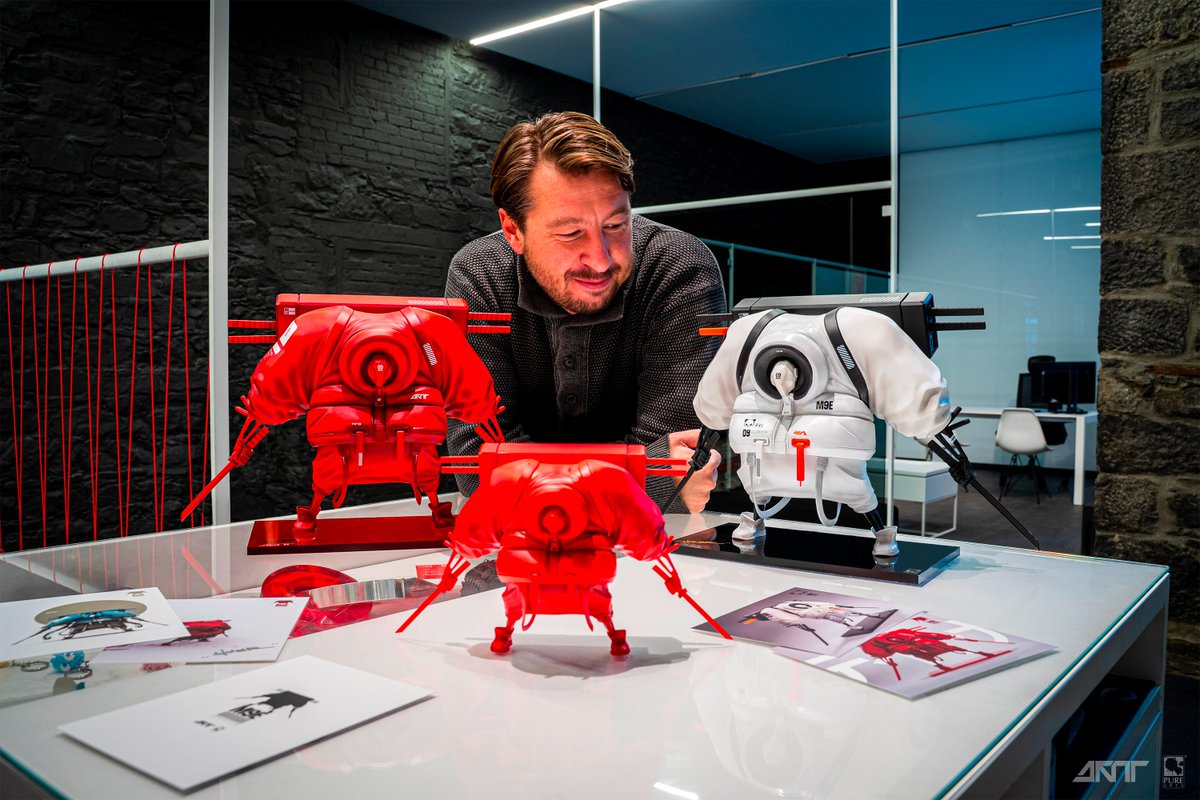 Check out the photo of Daytoner with some samples of M9E! Which colorway do you like best between the original M9E version and the PHNTM P4ND4 edition? 

If you haven't already done it, check out and support our collaboration with Daytoner on Kickstarter! 
kck.st/2UnIQ32