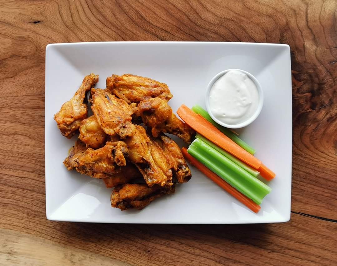 chefhenrie's tweet photo. It's Wings With Your Bud Day! Get 1lb of tasty chicken wings tossed in sauce, breaded or dry rubbed and served with any beer for $15 or just 1lb of wings for $9 ✨🍗

Order today at 339 High Street, #MacTier #chefhenrie #chickenwings #wingnight #muskoka #restaurant #tasty #wings https://t.co/Nbs1BKpJi3