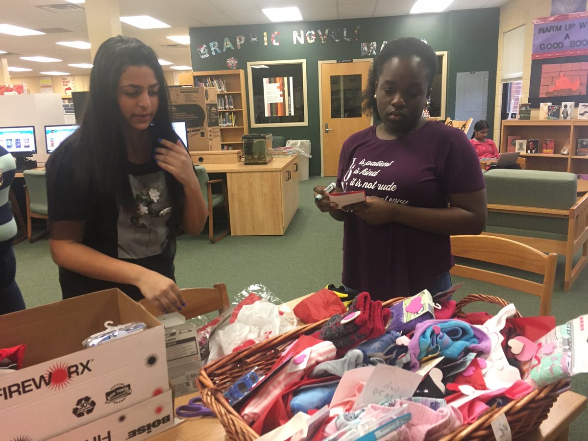 CMSLibraryHCPSS's tweet photo. Great job, Girl Up seminar members! This week they wrapped pajamas and toys for pediatric patients at Howard County General Hospital. https://t.co/YjjS7Vi2jb