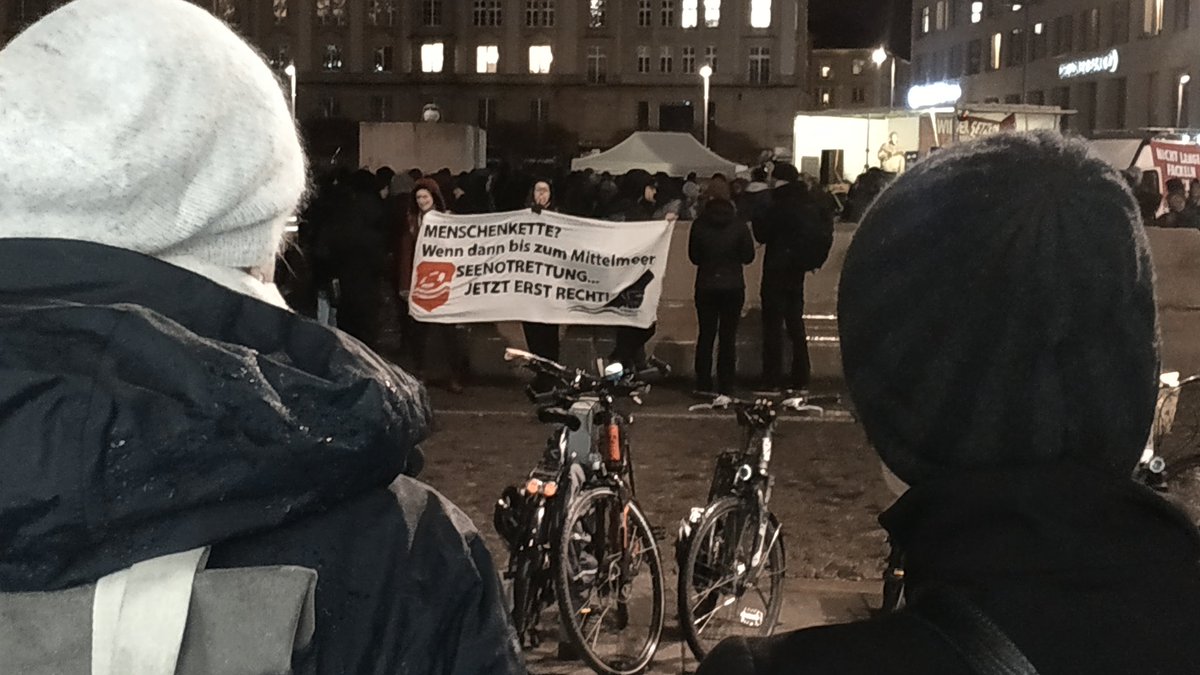 18:07 Während die Glocken läuten: Teilnehmer der Kundgebung von @hopedresden verbinden die #Menschenkette mit aktueller Politik. #dd1302 #dresden #13feb