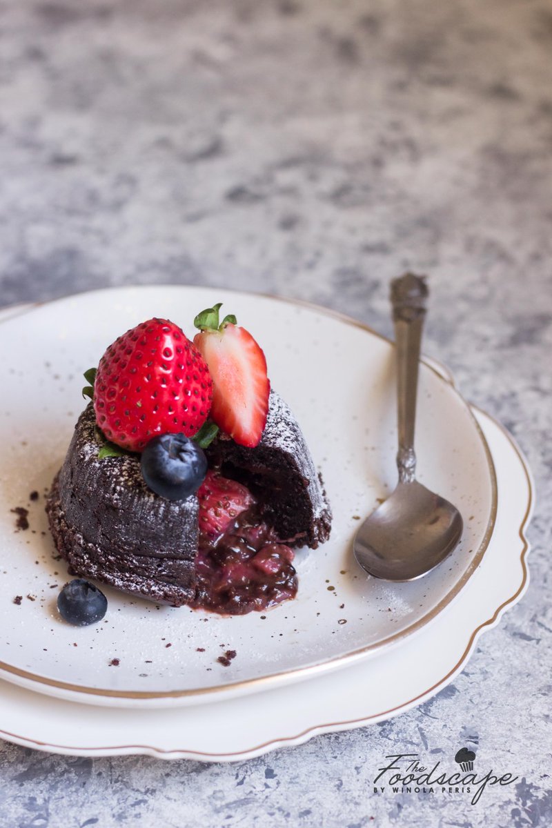 TheFoodscape's tweet photo. Molten Berry Lava Cakes! What better way to say 'I Love You' this Valentine's Day? ;-) https://t.co/Ip0o6hK3CP https://t.co/Vl8SAF7qyN