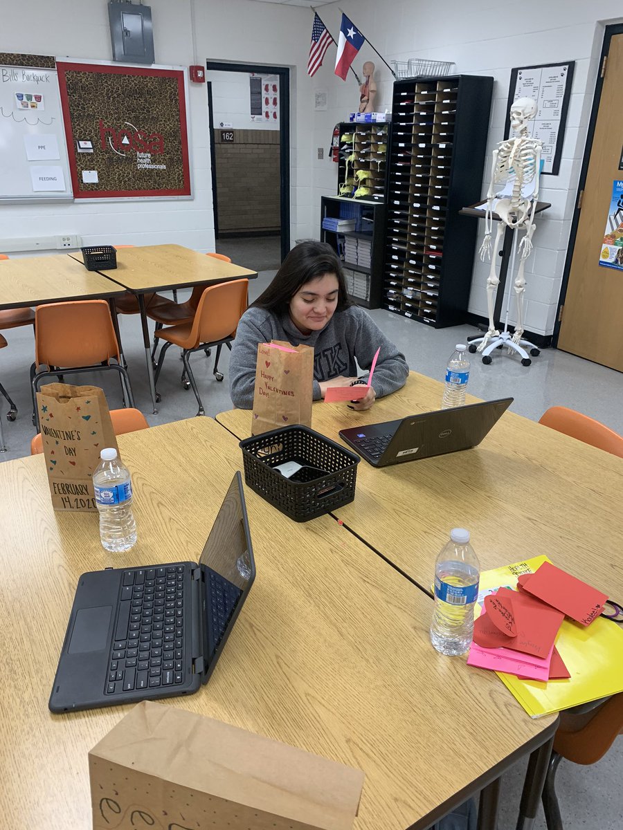 LevellandHOSA's tweet photo. Levelland HOSA passing out valentines to everyone! 💞HAPPY VALENTINES! 💞#areafantastic4 #area4 #area4life #area4hosaswag https://t.co/h9QToXJu2a