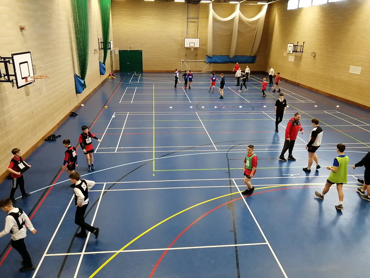 CJSHOUSHA's tweet image. A very busy lunchtime, over 20 year 7s and 10 student refs involved in extra curricular rugby.  #hubschool 🔴🏉