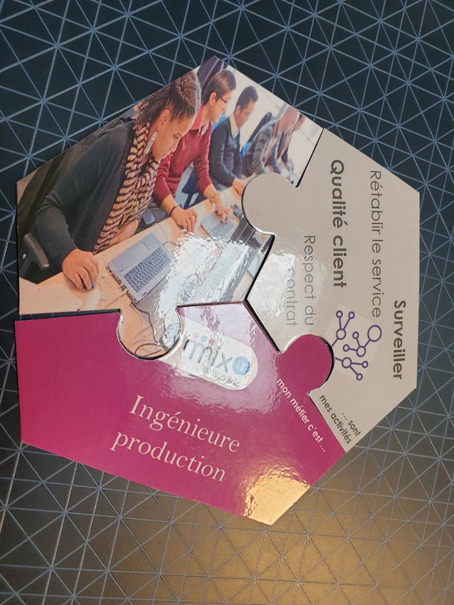 NumeriquElles's tweet photo. Maintenant direction le stand  @WorldlineFrance ! Animation sous forme de puzzle  pour  découvrir les différents métiers du codage. 💻 #NumeriquElles https://t.co/76rM1btrzu