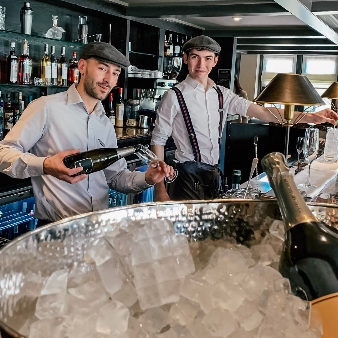 In need of a drink? 

Let our charming bartenders fix you something fancy! 

📸: @corrinecurtis

#MonkeyIslandEstate #MonkeyIslandLife #YTLHotels #YTLTravels #Bray #VisitWindsor #Berkshire #Bartenders #Drinks
