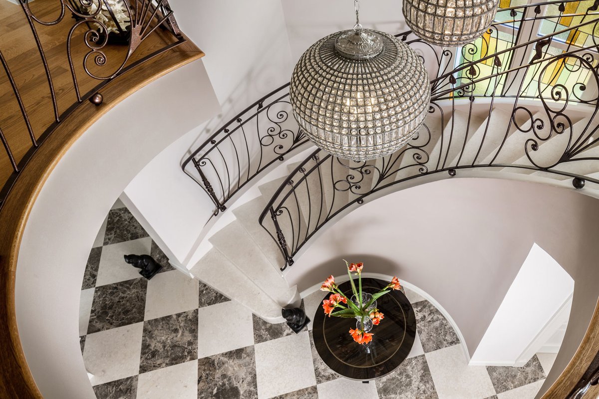 Margraf invites you to discover our #marbletiles #collection !!!
#Checkeredfloor #brecciaparadiso #cremaimperiale