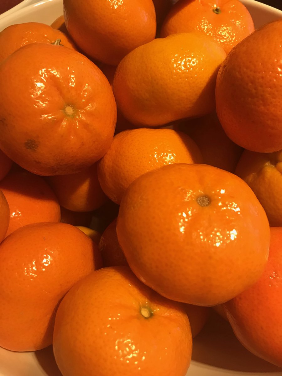 İşte ☠️’li Mandalinalar piyasaya çıktı.
Öldürücü Etilen gazı ,
Kanserojen Parafin ne yazık ki içine , özüne geçiyor ve yiyen bebekleri çocukları lösemi ve kanser yapabiliyor .
-Ne zaman 
- Hemen değil ama kısa bir zaman sonra 
- Peki ne yapmalıyız ?
- Satın almayın, yedirmeyin