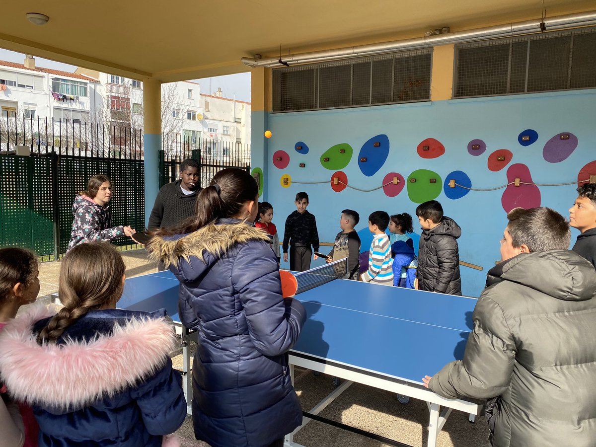 Estrenamos mesa de Ping pong en el patio! #patiosinclusivos Juegos que  fomentan la #igualdad y favorecen la #convivencia @dgafprofesorado  @isabelcasbas @deporte_aragon @InnovaEducAr @RedEvolucionAr