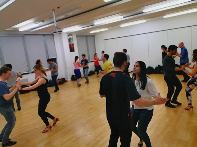 ✨FEBRUARY SIGN-UPS CLOSING TONIGHT ✨
We 😍 the interactions between our students in class, always with smiles and having fun in classes at @caramelolatindance !!💃🏻🕺🏽🎉
Not to worry if you missed the start of the February classes, YOU CAN STILL JOIN &amp; R… ift.tt/37nTIAT