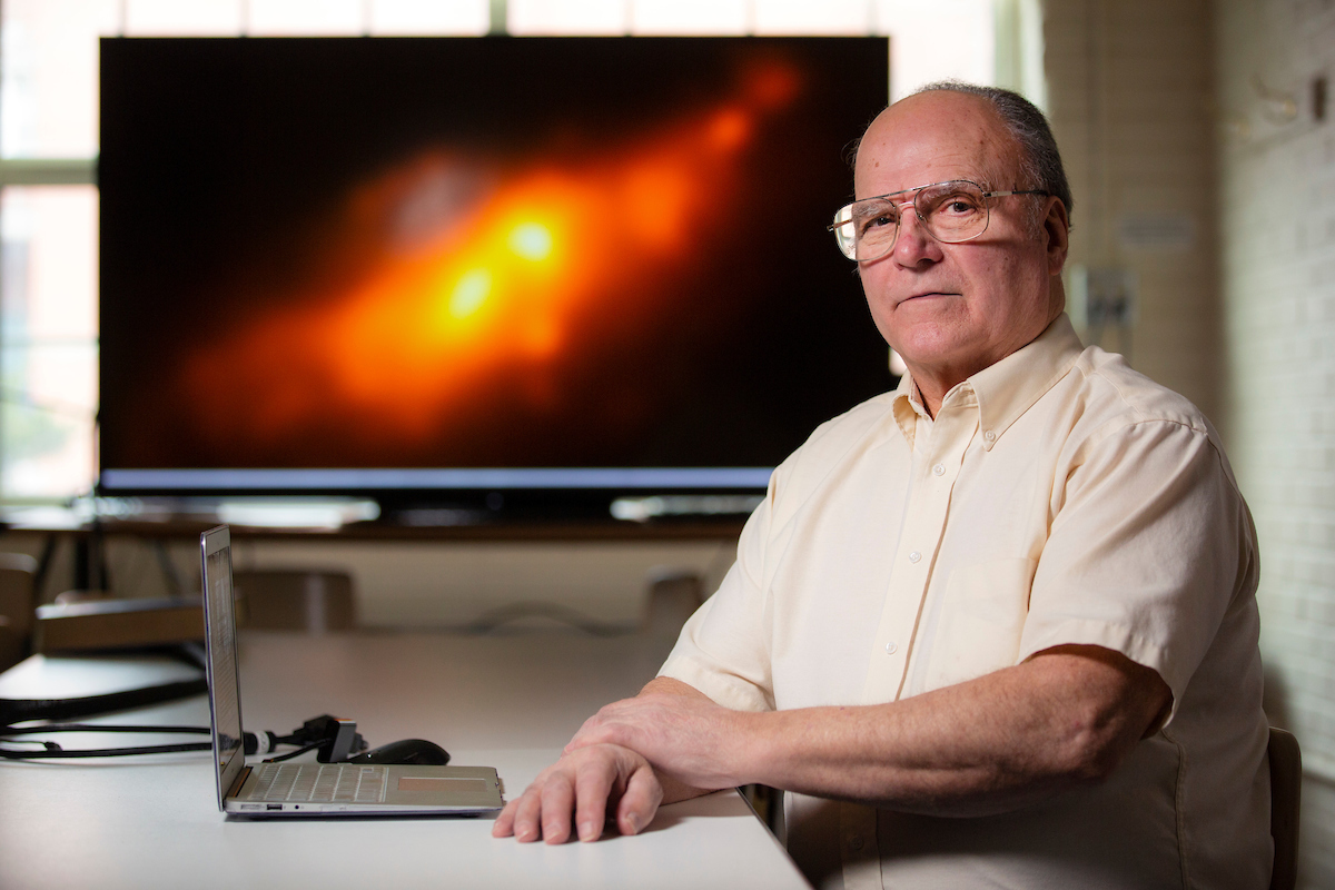 mediainaf's tweet photo. L’umarèll che scoprì la galassia dal doppio cuore: la storia straordinaria dell’astronomo amatoriale Allen Lawrence, che nel 2018 ha preso il master e oggi, a 77 anni, firma come primo autore un paper su #ApJ. Congratulazioni! https://t.co/lSxMEaeUzg #NGC4485 #NGC4490 https://t.co/Z1TErTpRWc