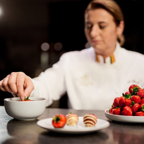We source the juiciest, freshest strawberries to dip in smooth, creamy Belgian chocolate. Created with love by our chef chocolatiers, treat a loved one to something special this Valentine’s Day 🍓 #Chocolatedippedstrawberries #Love #Gifting #Godiva