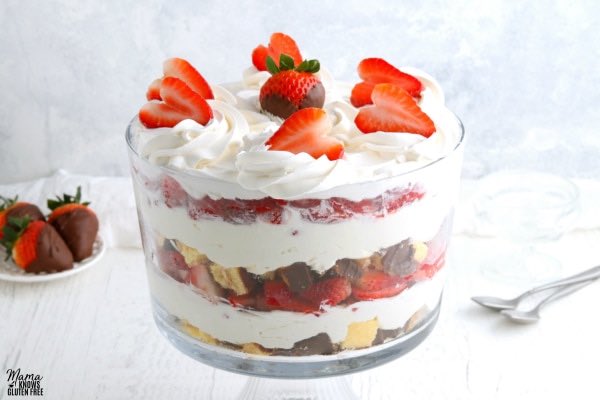 This #glutenfree Chocolate Strawberry Cheesecake Trifle is the perfect no-bake dessert for Valentine’s Day💘 made with <a href="/SCHARglutenfree/">Schar gluten-free</a> Sch’nacks! (AD) mamaknowsglutenfree.com/gluten-free-ch…