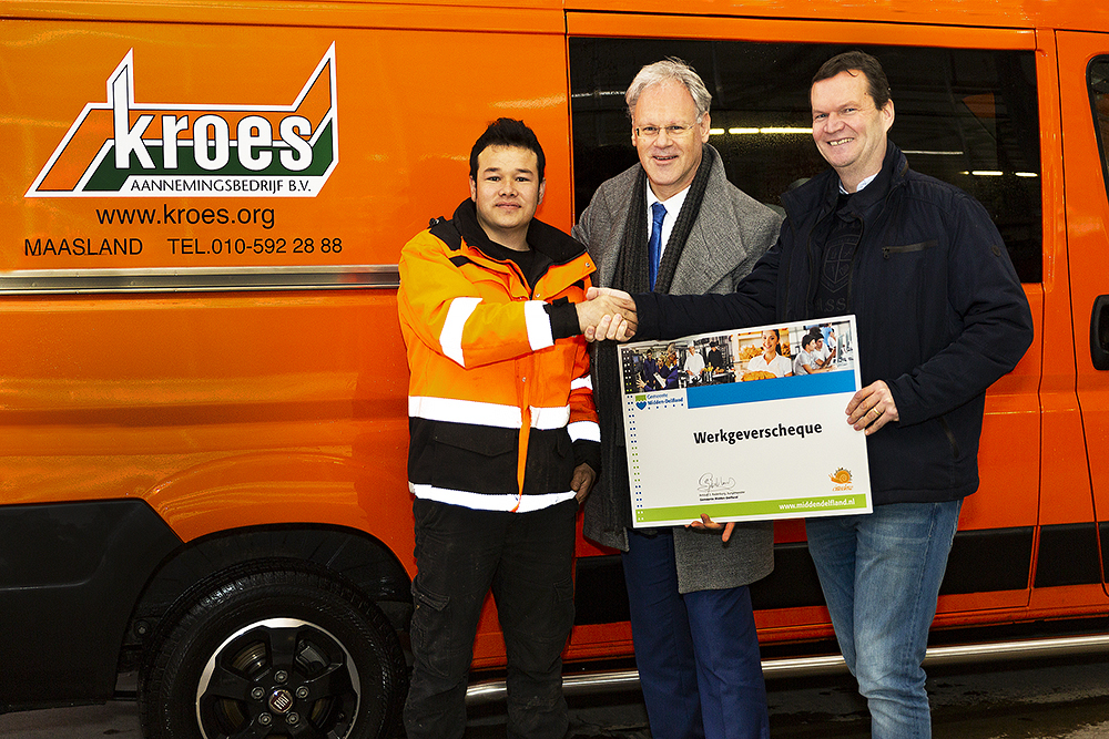 Wethouder <a href="/Hans_Horlings/">Hans Horlings</a> overhandigt werkgeverscheque aan
Kroes Aannemingsbedrijf uit Maasland. Zij bieden statushouders een baan aan,
omdat zij bij willen dragen aan een goede integratie. Ali is met veel enthousiasme aan de slag is gegaan. #Midden_Delfland <a href="/Kroesbv/">Kroes aann. bedrijf</a>