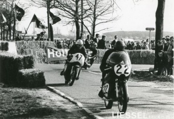 " De acht van Liessel " Tentoonstelling over de wegraces van Liessel 1968-1974
Door Marius van Kasteren en Fer Graat <a href="/KortoomsPark/">Toon Kortooms Park</a> zondag van 11:00 - 17:00
