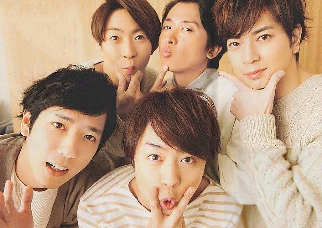 たろ 1日1嵐 嵐活動休止まで322日 改めて思うけどこんなに仲良しなアラフォー見たことないんだよな 逆に私の職場 のおじさん達がこんなに仲良かったらなんか気持ち悪いもんな笑 ほんとにこの5人は出会うべきして出会ってると思う 嵐の夏休み