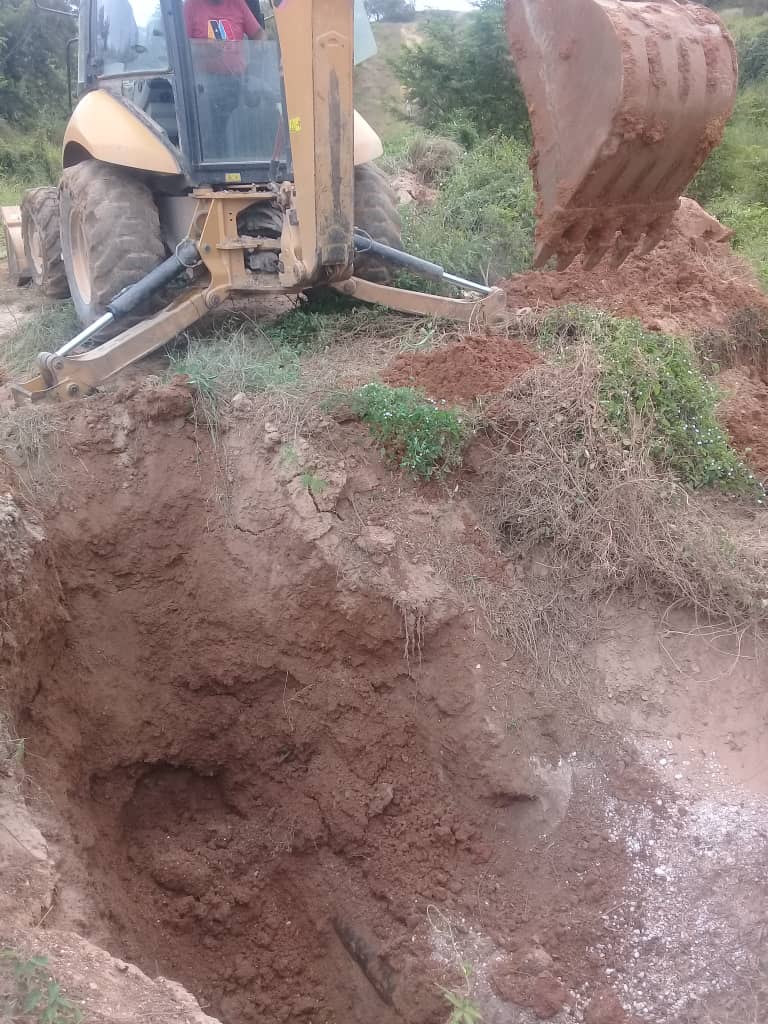 Comenzando excavación en el sector los Pisatarios de santa Teresa del Tuy, municipio Independencia, estado Miranda. Para reparar tubería de 10"(Pulgadas) de asbesto-cemento que esta afectando a 7 consejos comunales. Con apoyo de la retroexcavadora de la Alcaldía del municipio.