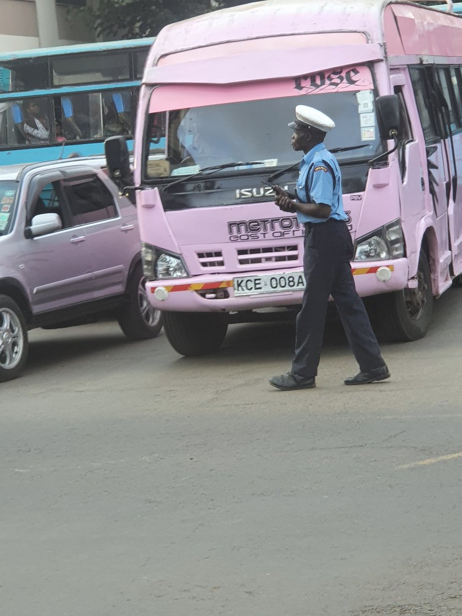 ahmednasirlaw's tweet photo. This policeman never takes bribes and is probably the most dedicated and hardworking policeman in Kenya...He works at the intersection of Koinange street and Uhuru Highway...Why hasn't he been promoted in the last 10 years? @FredMatiangi @NPSOfficial_KE https://t.co/Q6IapF4FNr