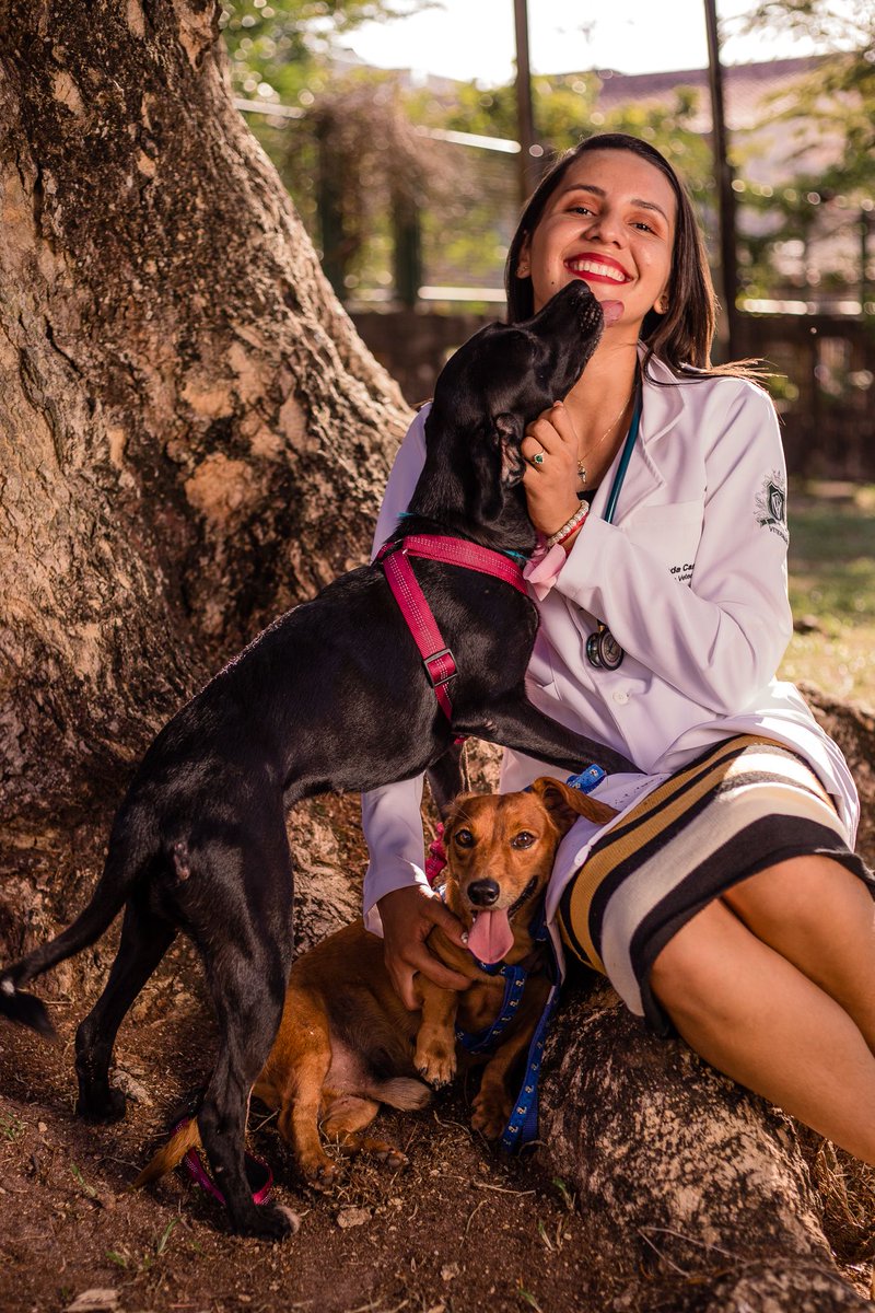LumionF's tweet photo. Um bom ensaio de formatura em Medicina Veterinária não pode faltar os melhores amigos. https://t.co/Kg0Xj1bRrv