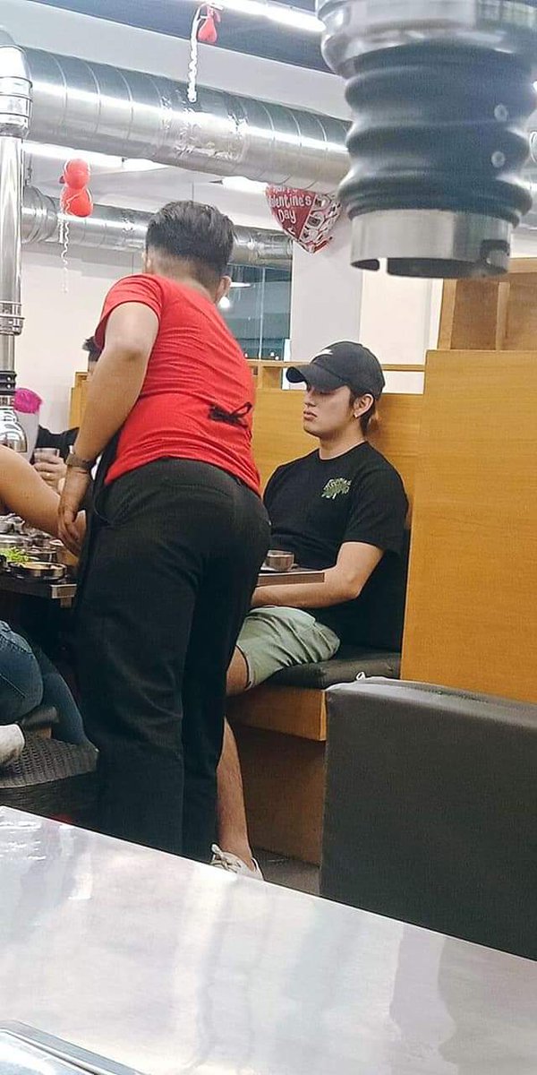 REIDersOfficial's tweet photo. Caption : Ayan may nanalo nananaman hahaha cute mo ako pa nag serve sayo hahaha..
#jamesreid😊😊😊
#thanksforcomingagain.

©️ramed maure fb https://t.co/XcIHDvmAnu
