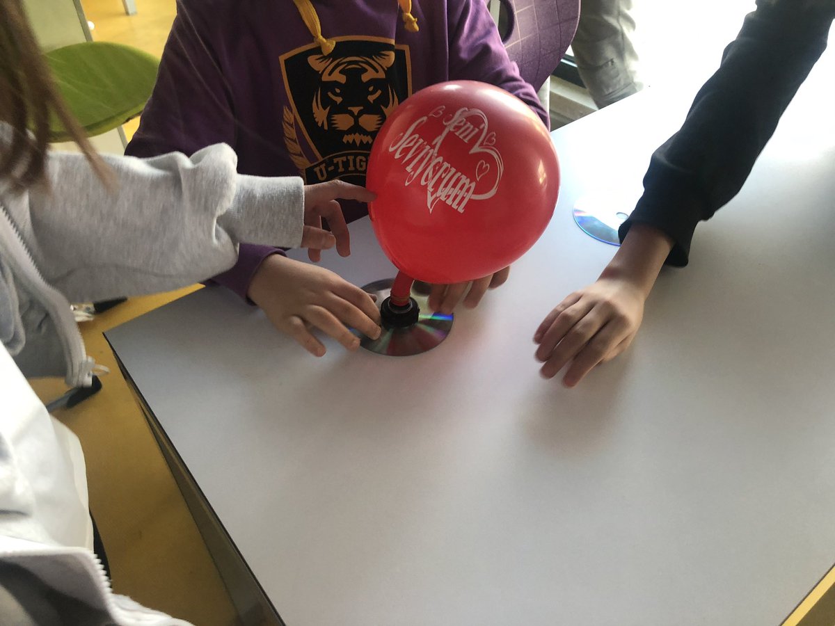 7. Sınıf öğrencilerimiz #STEM dersi kapsamında uçak tekerleklerinin yanmasını önlemek amacıyla sürtünme kuvvetini azaltan #hovercraft tasarladılar.
#stemgelecektir
#uğurdastem 
<a href="/SencerCorlu/">M. Sencer Corlu</a> <a href="/senem_bademci/">Senem Bademci</a> <a href="/Filizolgunpolat/">Filiz Polat</a> @yankin_necati <a href="/zehratrkkan1/">zehra türkkan</a> @syhmsdmrl