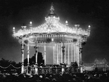Andrews_Taxis's tweet photo. This weeks #ThrowbackThursday photo is of the Band Stand in Priory Park!
Can you guess what year this photo was taken?
#Southend #AndrewsTaxis https://t.co/fs5XghB1Ad