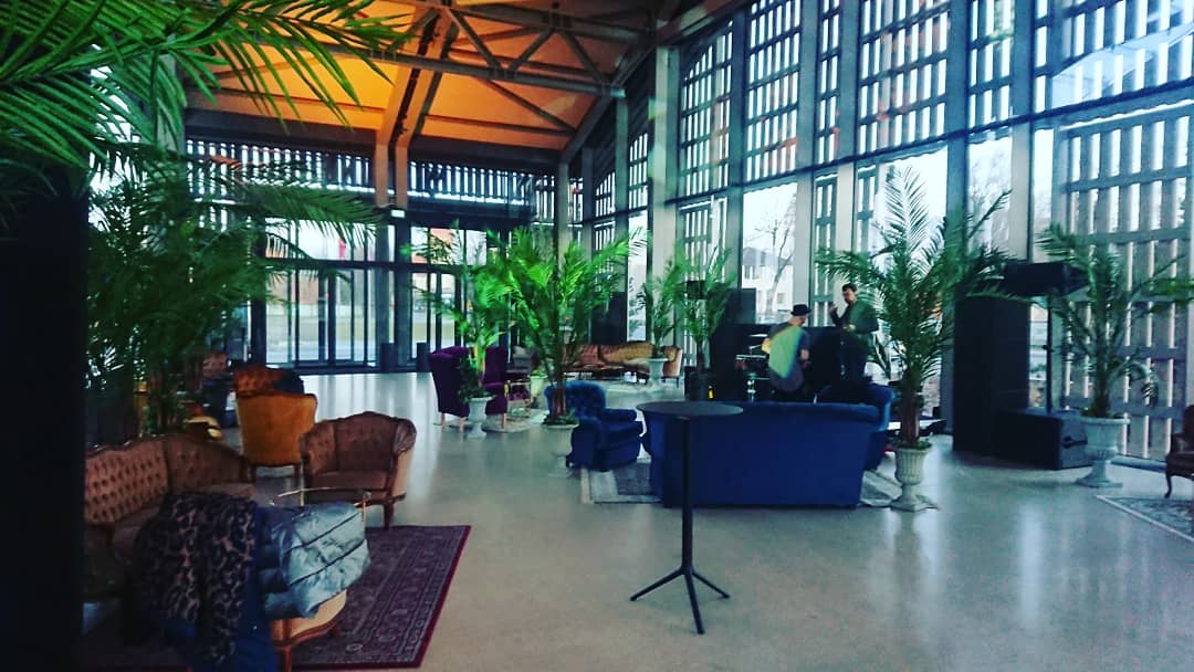 mrexdabass's tweet photo. Uzraus kādu korporatīvo bītu Hanzas Peronā! :) #latvia #riga #hanzasperons #corporativeevent #3liveproject #exdabass #dj #einarslatisevs #livepercussions #sergeyboytsov #livesaxophone https://t.co/vlQuq5cCV5