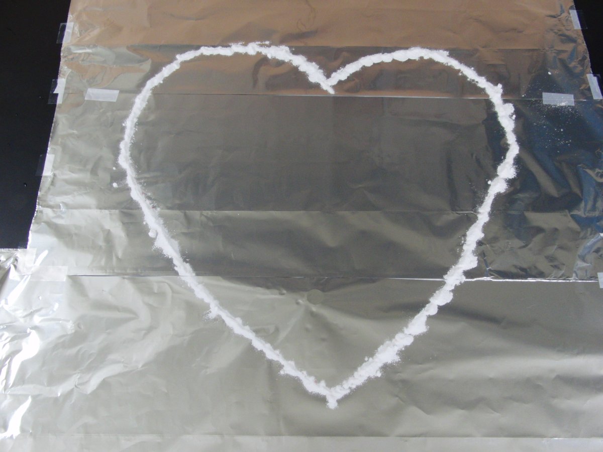 mrfarabaugh's tweet photo. Hey #chemtwitter.
I'm setting up for a demo. Any guesses about the identity of this white solid? Hint: It's 83.6% Cl by mass.
#chemistry #ValentinesDay #chemedhot
@pchemstud https://t.co/SLYnJzXVNi