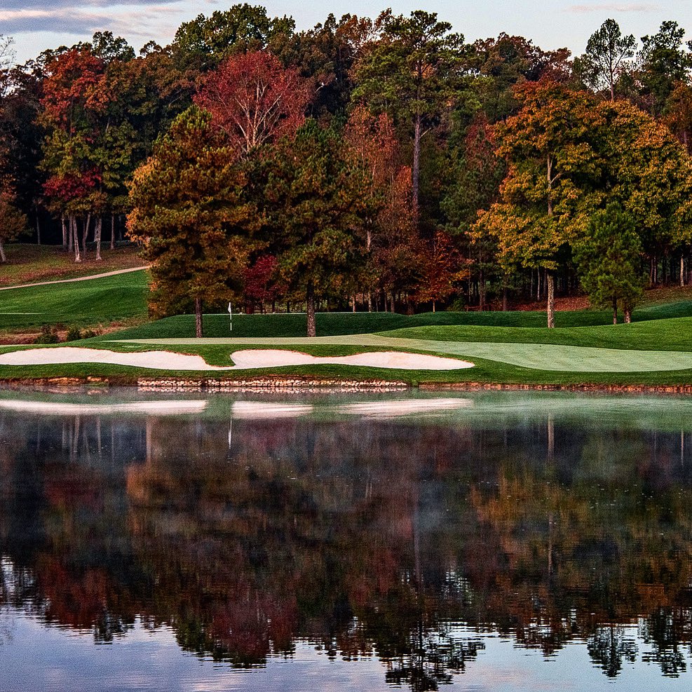 kinlochgolfclub's tweet image. Fall reflections on our Par 3, 14th Hole. #TheKinlochExperience 📸: @MontyAerials