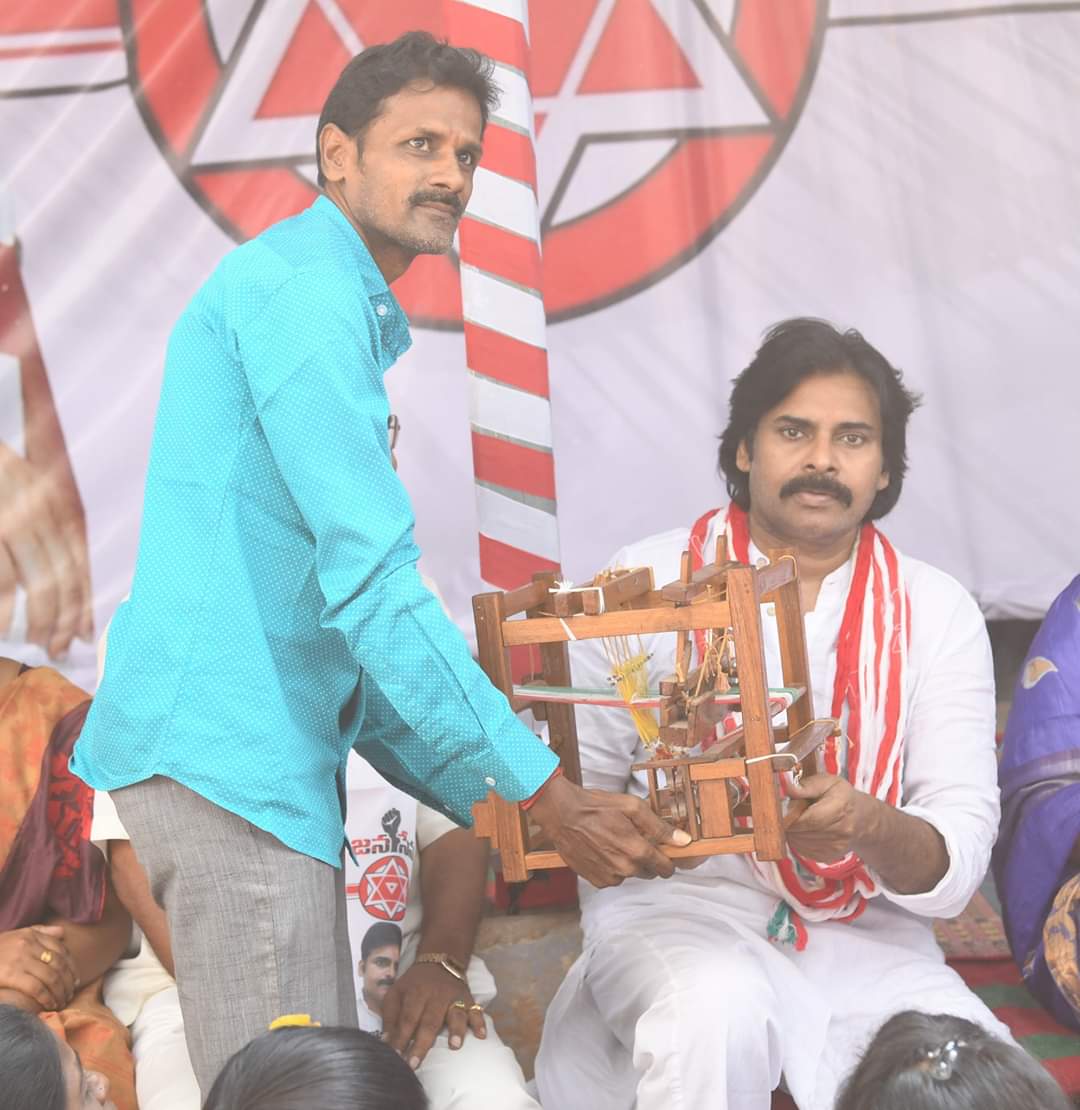 JanaSenaParty's tweet photo. ఎమ్మిగనూరు చేనేత కళాకారులతో జనసేనాని ముఖాముఖి.
Full Album: https://t.co/sFpKRlX3tt https://t.co/WBpugdi3bI