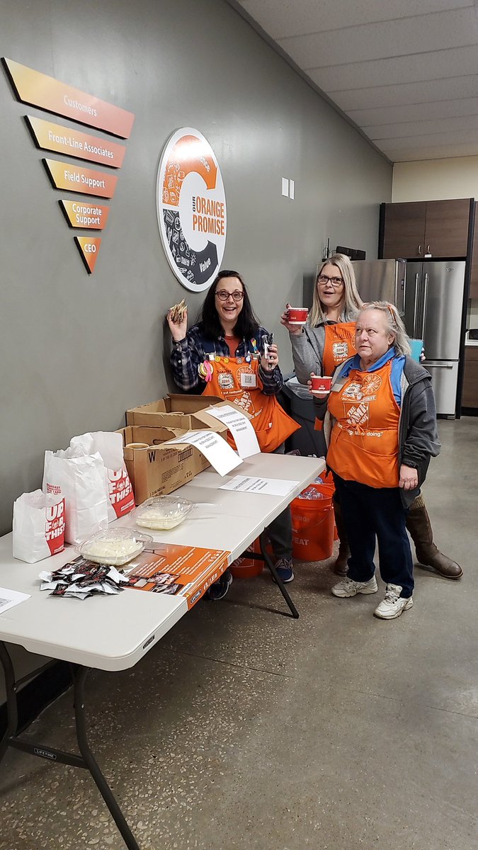 Chili for our associates on this cold day @AnitaSi89931847 <a href="/NathanMcAleese/">Nathan McAleese</a> <a href="/HinckJ/">Mike Hinck</a> <a href="/jefflimle/">Jeffery Limle</a> <a href="/carla_cornett/">Carla Cornett</a>
