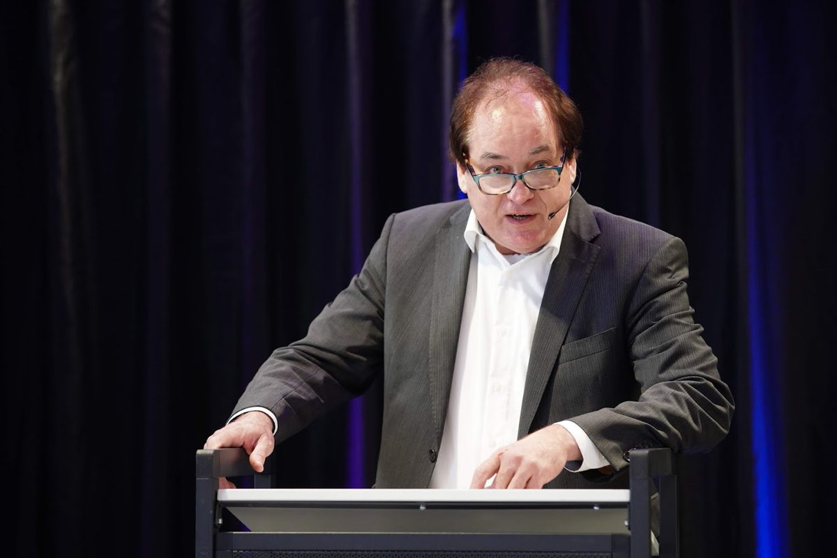 LeidenDelftEras's tweet image. ‘Voor de grote transities in de samenleving zijn wetenschappelijke doorbraken noodzakelijk. En om dat te realiseren is interdisciplinaire samenwerking nodig.’ 
- Wim van den Doel, de nieuwe Chair van #leidendelfterasmus #joinournetwork #maatschappelijkbelang