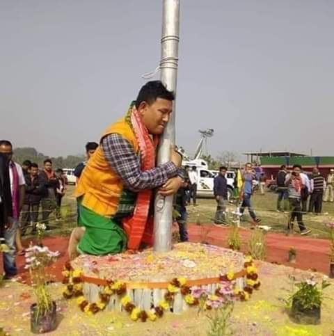 DilipKumarSarm3's tweet photo. ফটোখনে মোক আকৰ্ষণ কৰিছে । জাতি এটাক কিমান ভাল পালে মানুহ এজন ইমান আবেগিক হৈ পৰিব পাৰে ! আবছুৰ পৰা আনুষ্ঠানিক বিদায়ৰ এক আবেগিক মুহূৰ্তত প্ৰমোদ বড়ো । Salute .
@kokrajhar_town @assam @udalgurI https://t.co/ysReB1MrSS