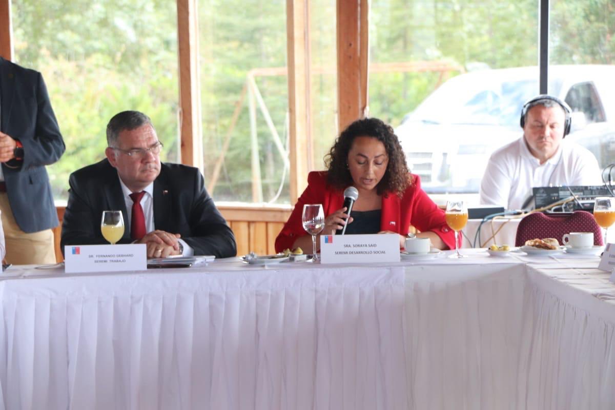 MDSLosLagos's tweet photo. Durante su exposición al Pdte @sebastianpinera Primera Dama @ceciliamorel @Int_LosLagos y #GabineteRegional Seremi @sorayasaidt destacó acciones locales, importancia de generar mayores alianzas y políticas públicas para trabajar fuerte en #CompromisoInsular y #ZonasAisladas https://t.co/ncEuML0J9R