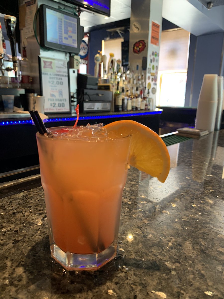 Don’t let the rain get you down! ☔️ Stop by Maxi’s to grab sunny specials of $2.50 Coors Lite Drafts and $4 Paley Punches!!🌞