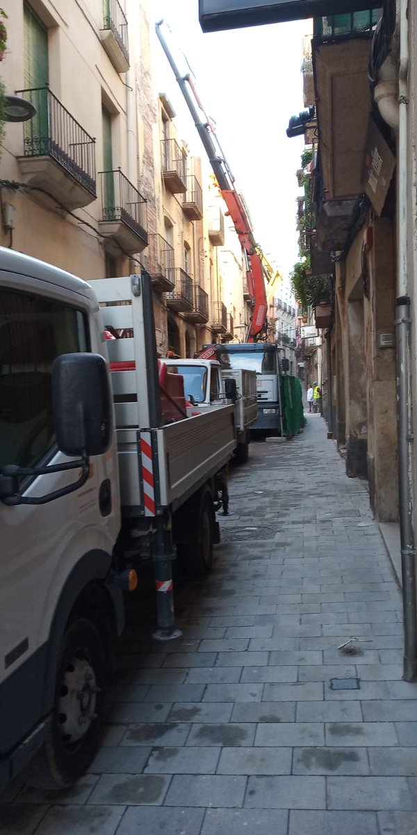 xellbatalla's tweet photo. @VallsAjuntament @VallsAjuntament Us haurieu de passejar una mica més pel Barri Antic, el tram del carrer del Carme que comenteu no té cap direcció! És l'aparcament dels vehicles de l'obra. Així doncs, els veïns estem incomunicats! Esperem q cap vehicle d'emergències necessiti accedir-hi https://t.co/gXEqWzuttZ
